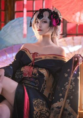 开车带美女上山打扑克的图片_BD英语高清视频播放